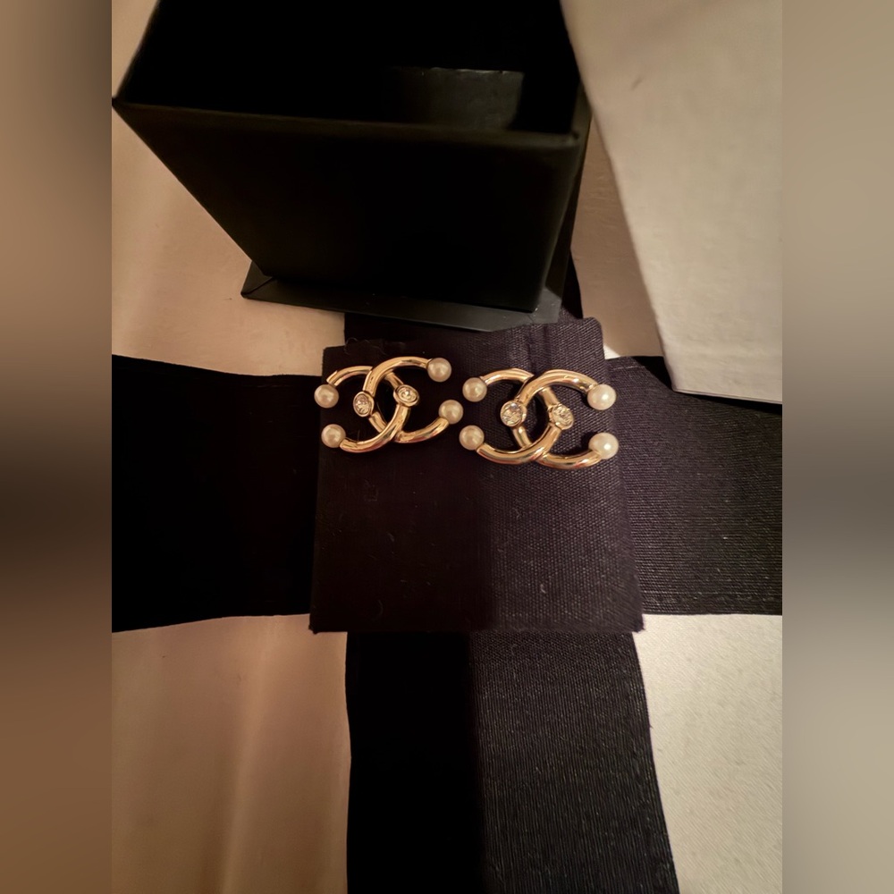 Chanel 21A CC Pearl & Crystal Earrings Gold